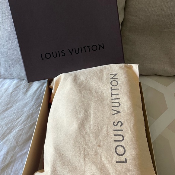 Authentic Louis Vuitton Black Speedy Epi 25 purchased directly from LV w/all tag - Picture 4 of 10